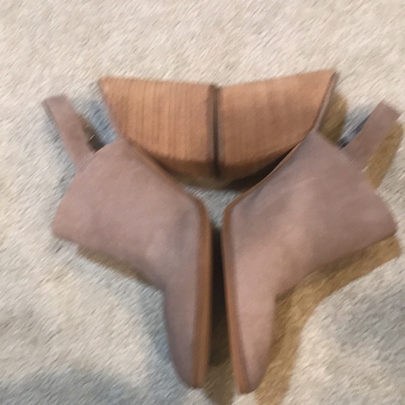 Vince Camuto Closed Toe Leather Upper Buckle Strap Block Heel Mule Sandal-11 - Picture 2 of 9